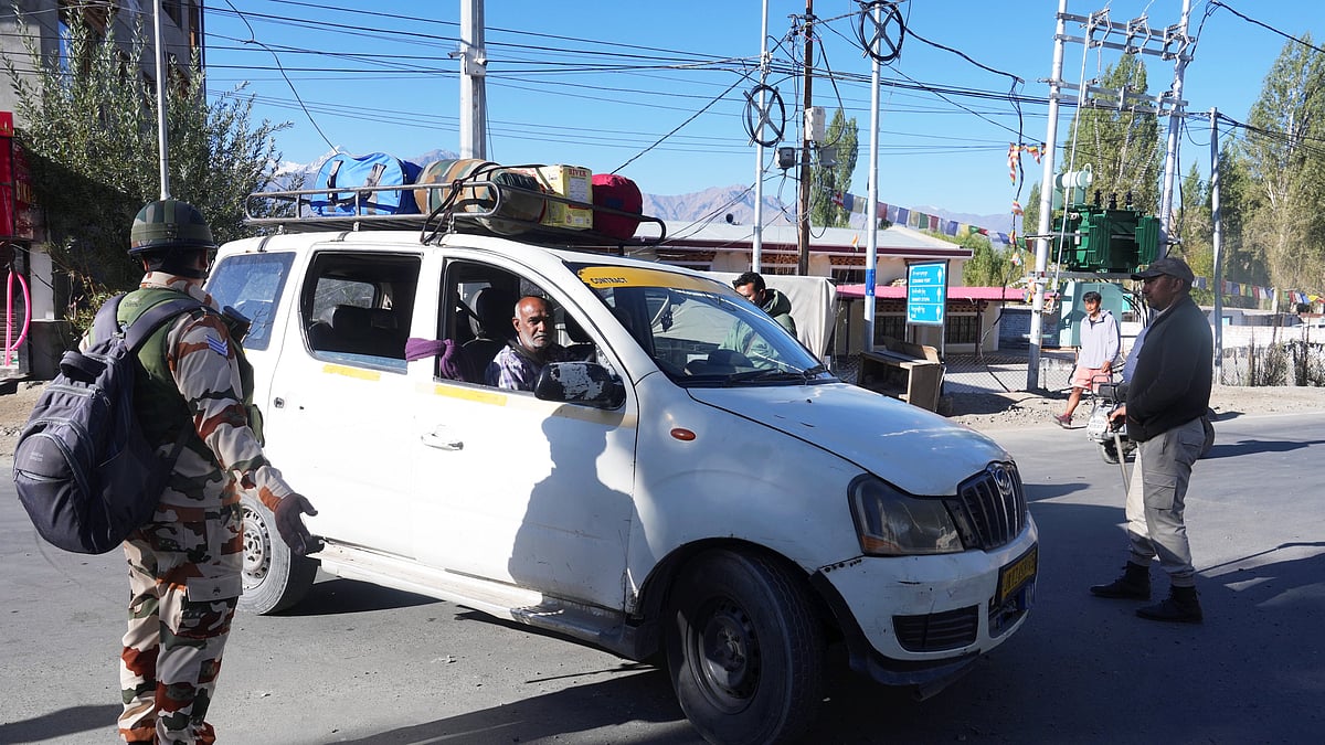 Security personnel check a vehicle in Leh, Ladakh, 27 Sep 2025 (photo: PTI)