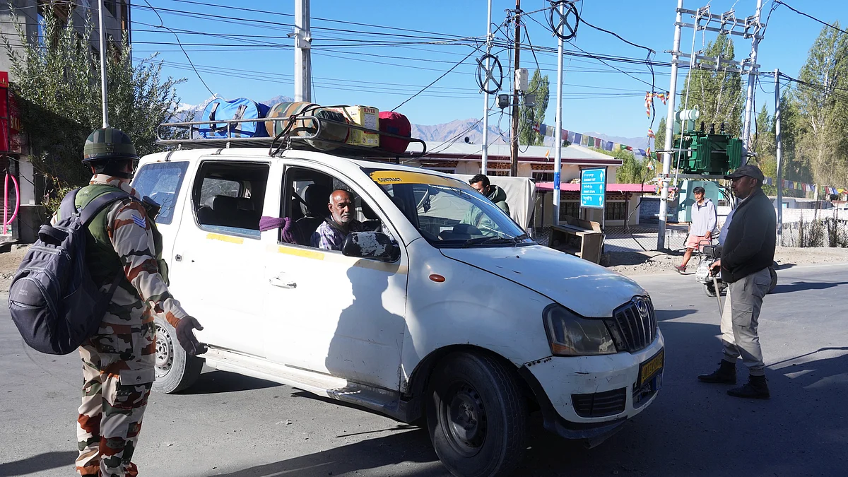 Security personnel check a vehicle in Leh, Ladakh, 27 Sep 2025 (photo: PTI)