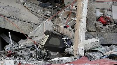 A picture showing a collapsed building in Cebu