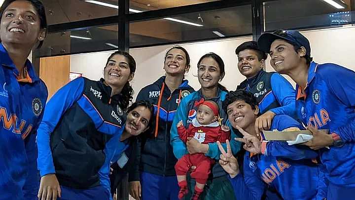 Harmanpreet Kaur (left) and Indian team take a selfie with rival captain and her daughter
