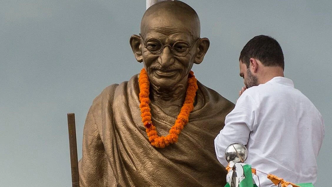 Rahul Gandhi pays homage to the Father of the Nation on Gandhi Jayanti.