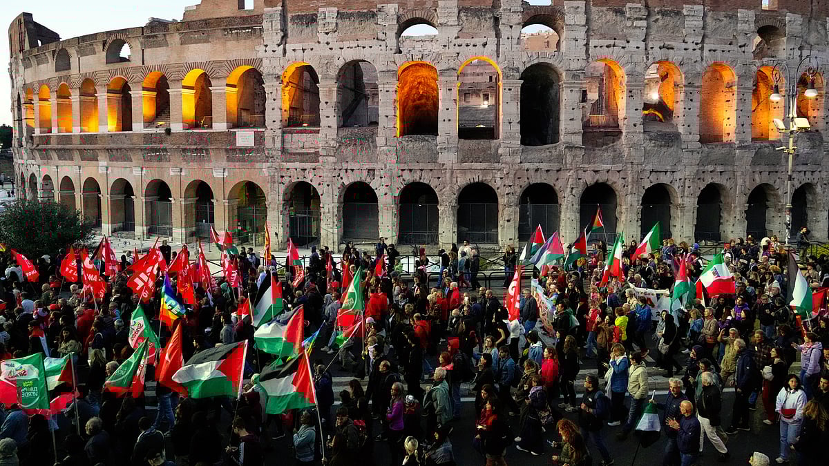 Pro-Palestinian demonstrators gather in front of the Colosseum in Rome, 2 Oct