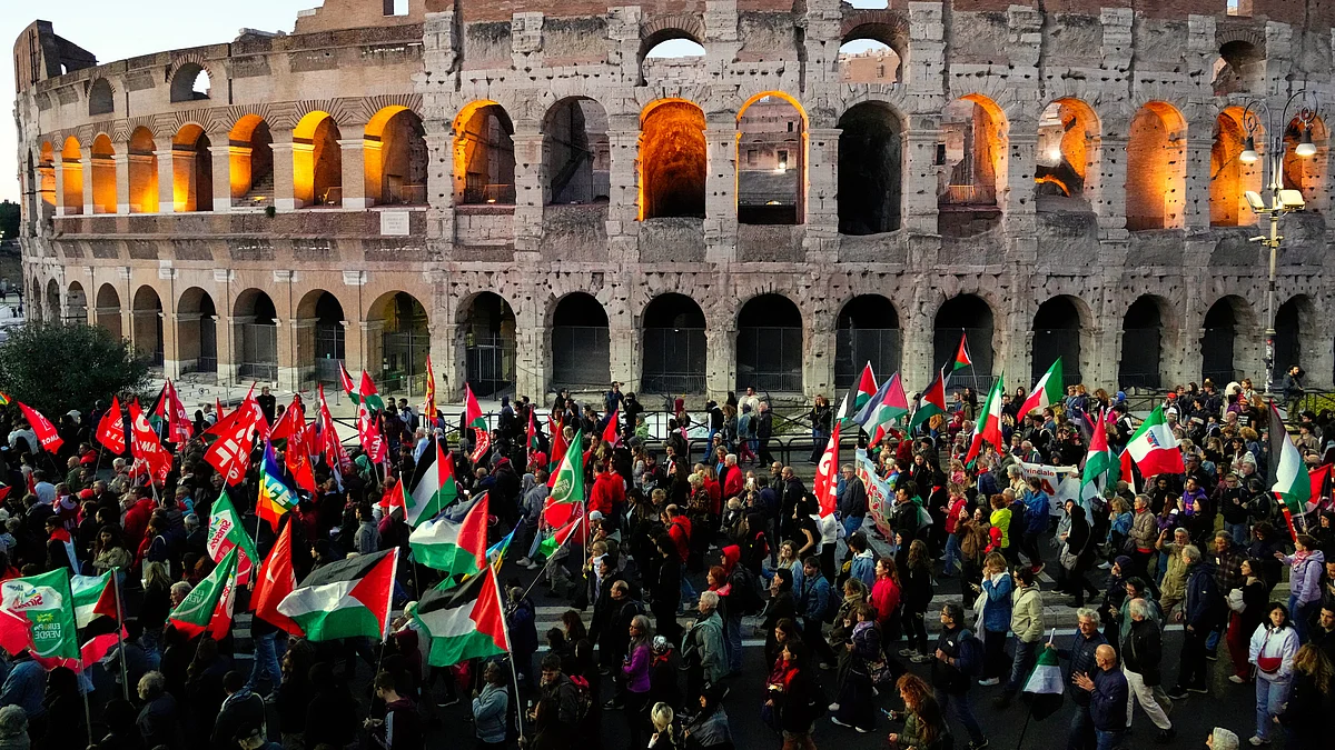 Pro-Palestinian demonstrators gather in front of the Colosseum in Rome, 2 Oct