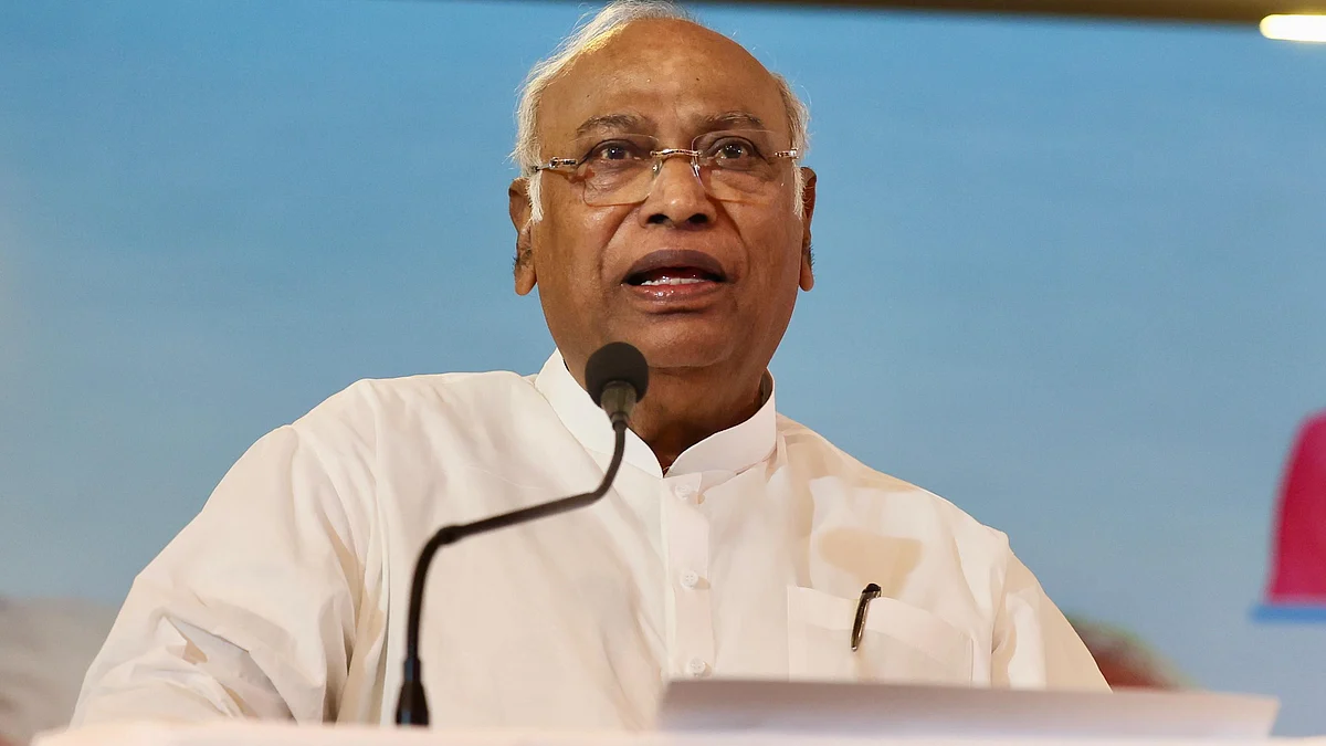 Mallikarjun Kharge addresses an event in Patna on 24 September.