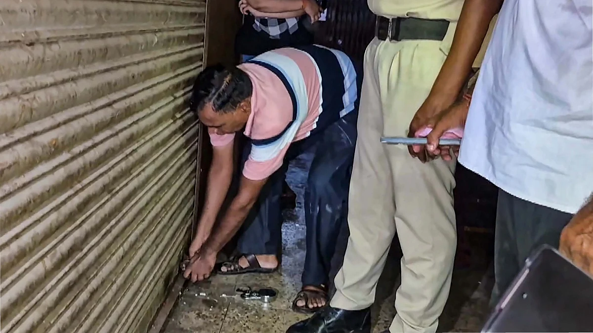 Officials seal the Jabalpur office of a firm, that allegedly supplied Coldrif. (Photo: PTI)