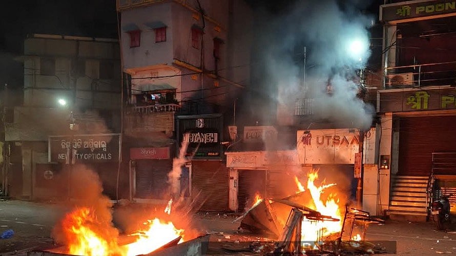 Cuttack: Fires set, stone-pelting, glass bottles thrown at police during clashes over Durga Puja visarjan