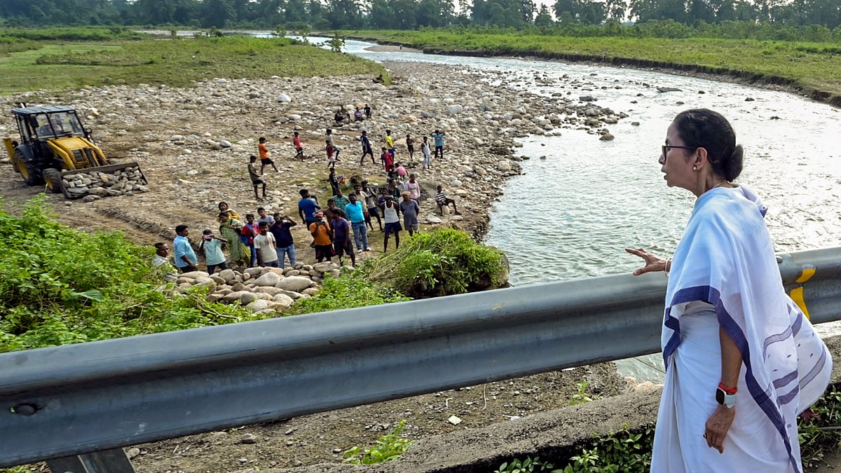 Mamata Banerjee visits a flood-affected area at Nagrakata in Jalpaiguri.