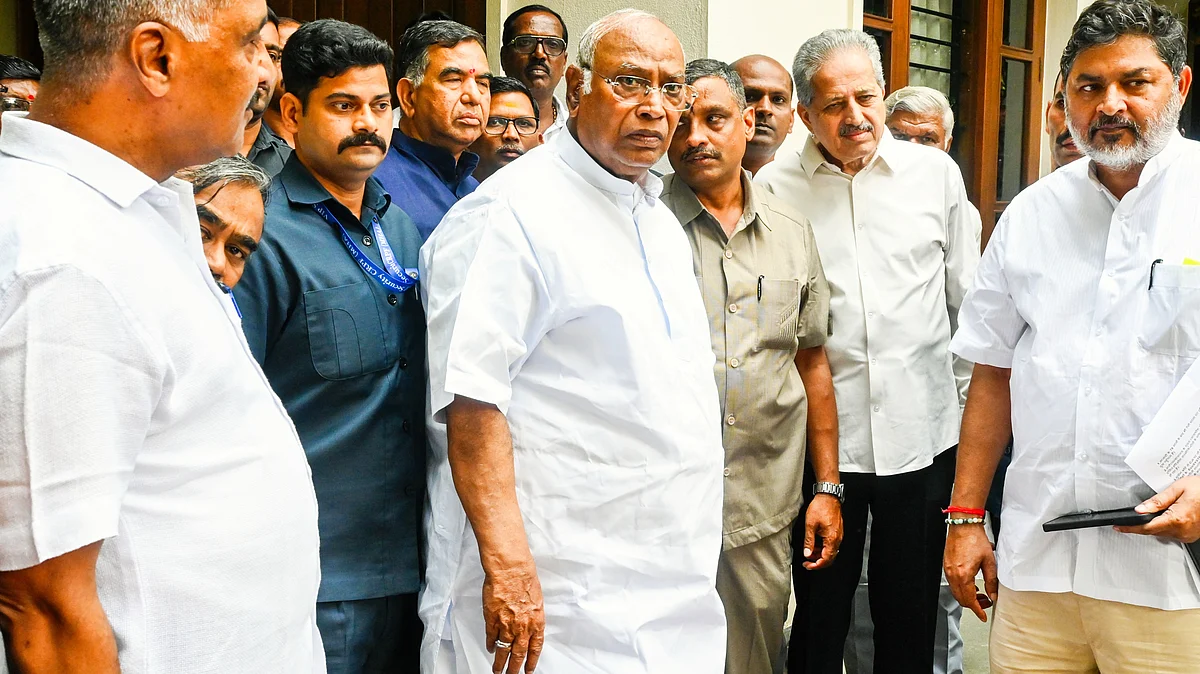 Mallikarjun Kharge leaves after the press conference in Bengaluru, 8 Oct