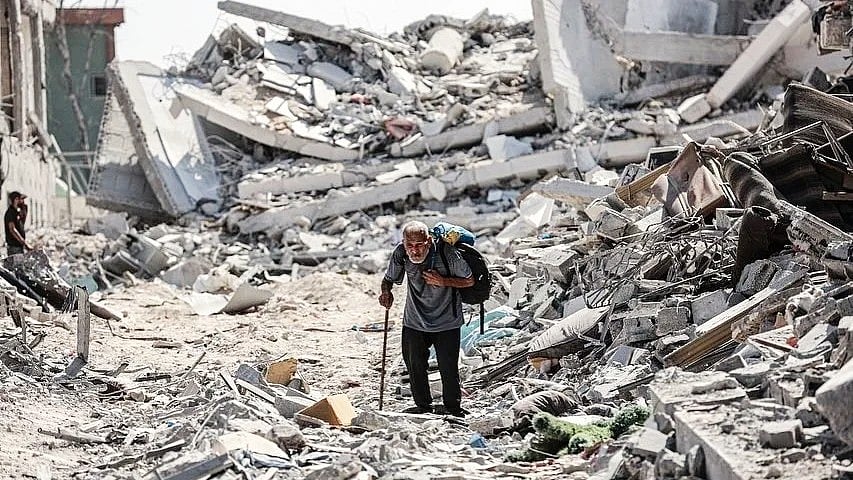 Palestinians return to areas vacated by Israeli forces, coming back to dwellings reduced to rubble.
