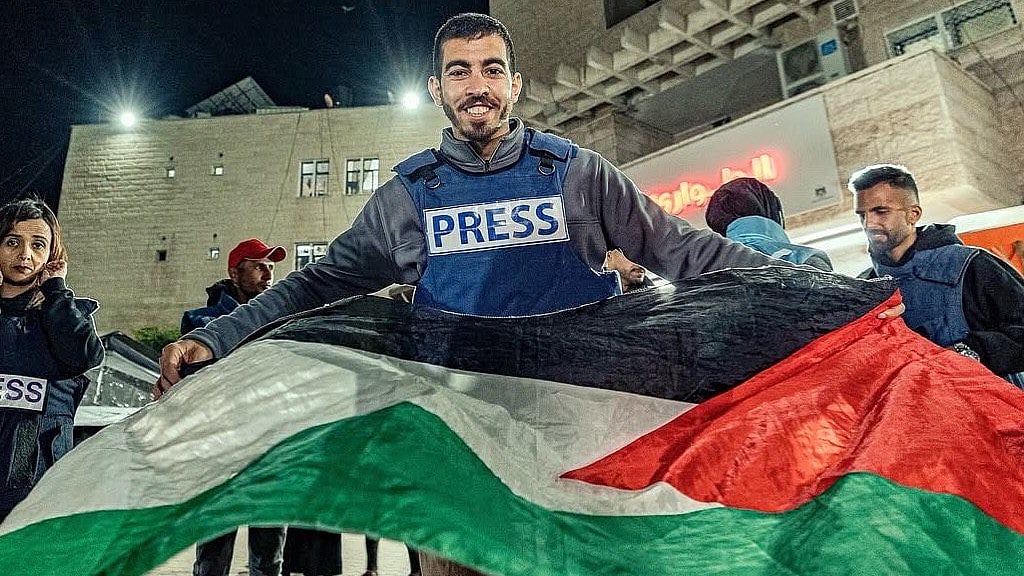 Journalist Saleh al-Jaafarawi shot dead while reporting in Gaza.