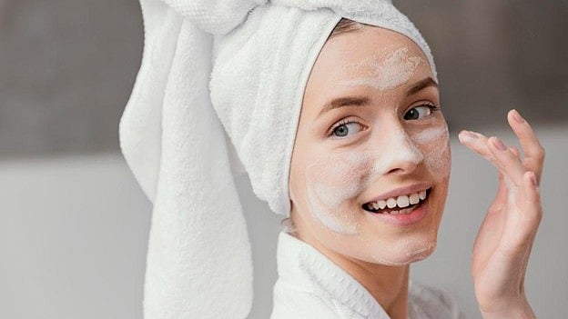 How Hydrating Face Wash Keeps Your Skin Fresh and Nourished