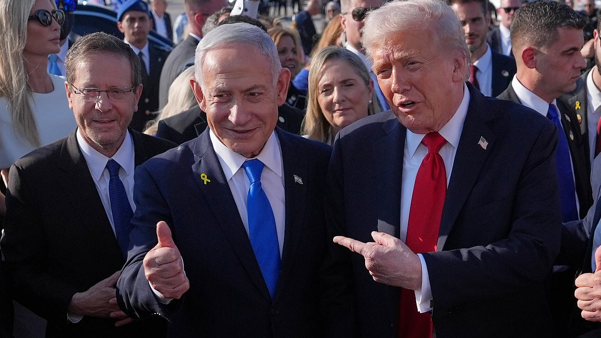 Donald Trump poses for a photo with Israel's Prime Minister Benjamin Netanyahu.