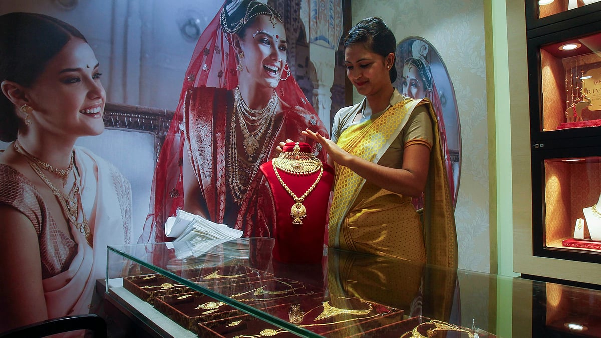 Gold hits Rs 1.3 lakh/10 gm amid festive frenzy