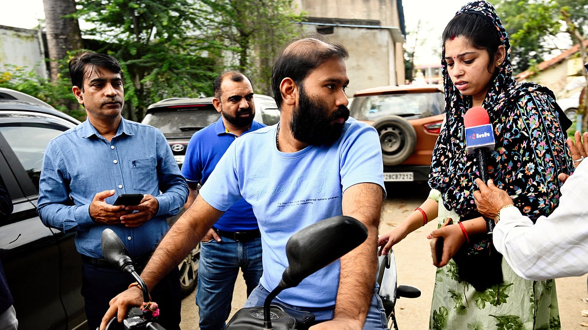 Parents of a two-year-old who was among the victims speak to the media in Chhindwara on 10 Oct