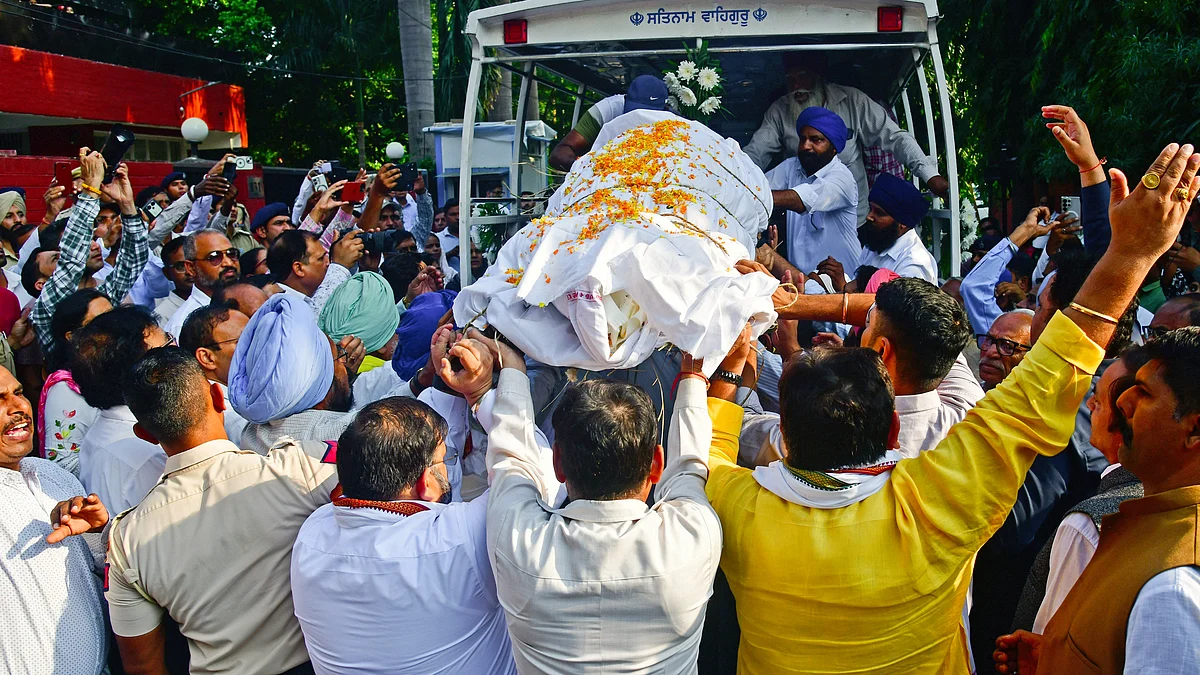 Mortal remains of Y. Puran Kumar being carried to the cremation ground in Chandigarh, 15 Oct