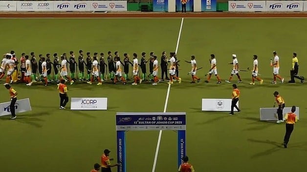 India, Pakistan Under-21 hockey teams exchange pleasantries 