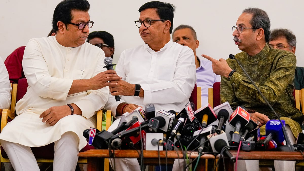 L-R: Raj Thackeray, Congress leader Balasaheb Thorat and Uddhav Thackeray at their press meet