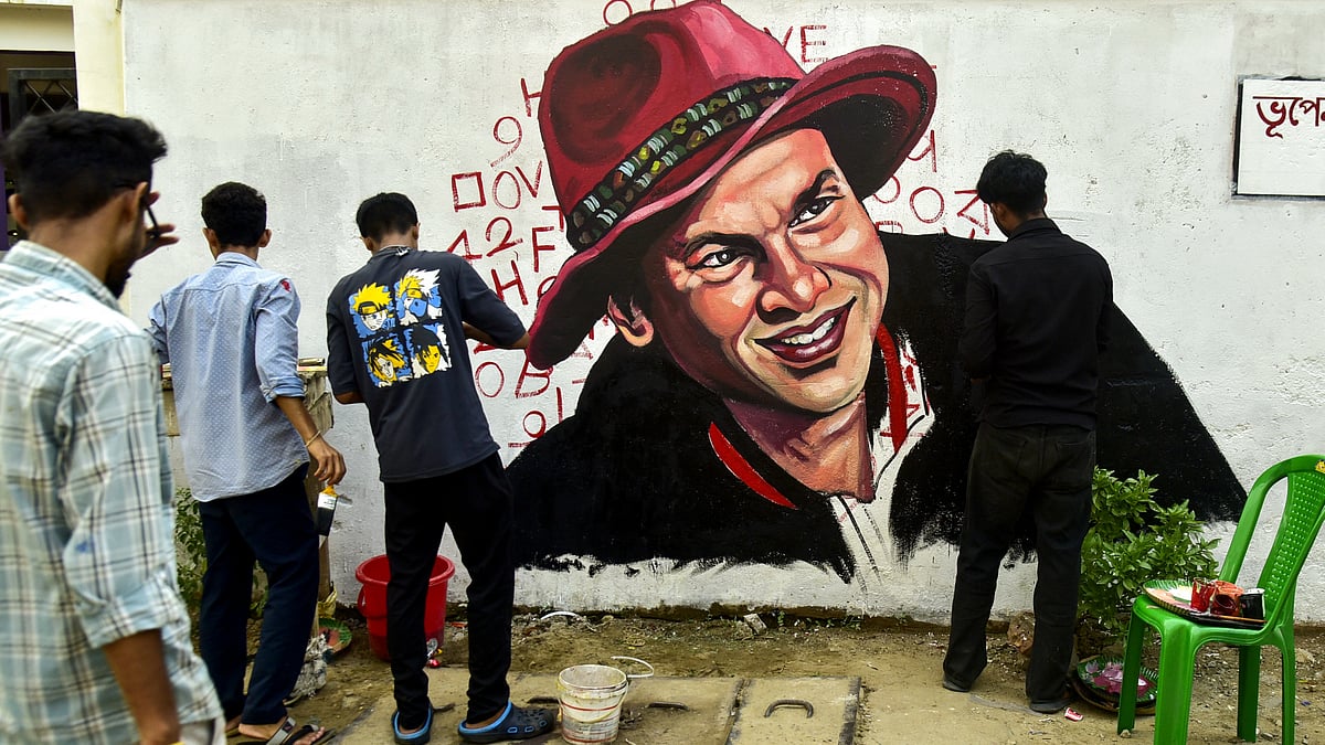 Artists paint a mural in tribute to late singer Zubeen Garg in Guwahati.
