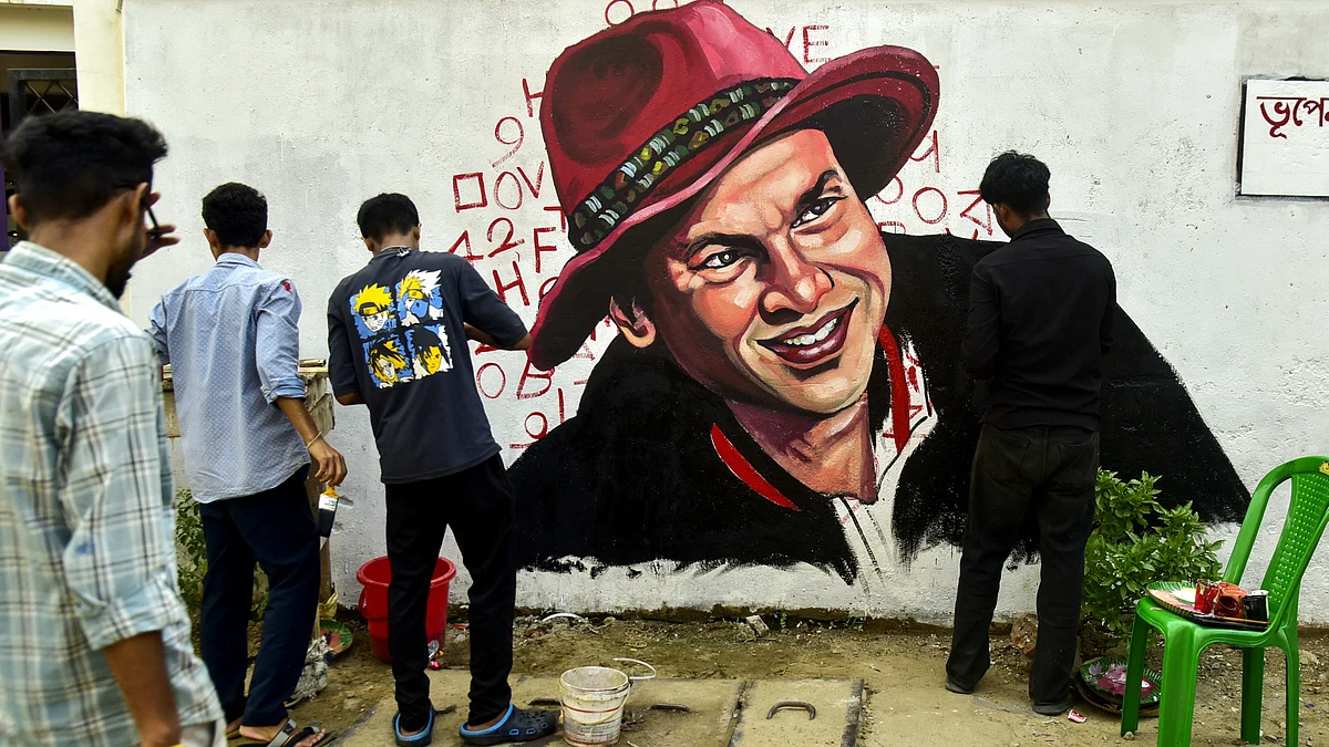 Artists paint a mural in tribute to late singer Zubeen Garg in Guwahati.