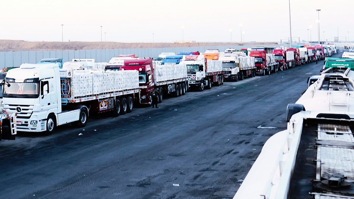 Trucks carrying aid prepare to cross the Egyptian gate of Rafah crossing, 20 Oct