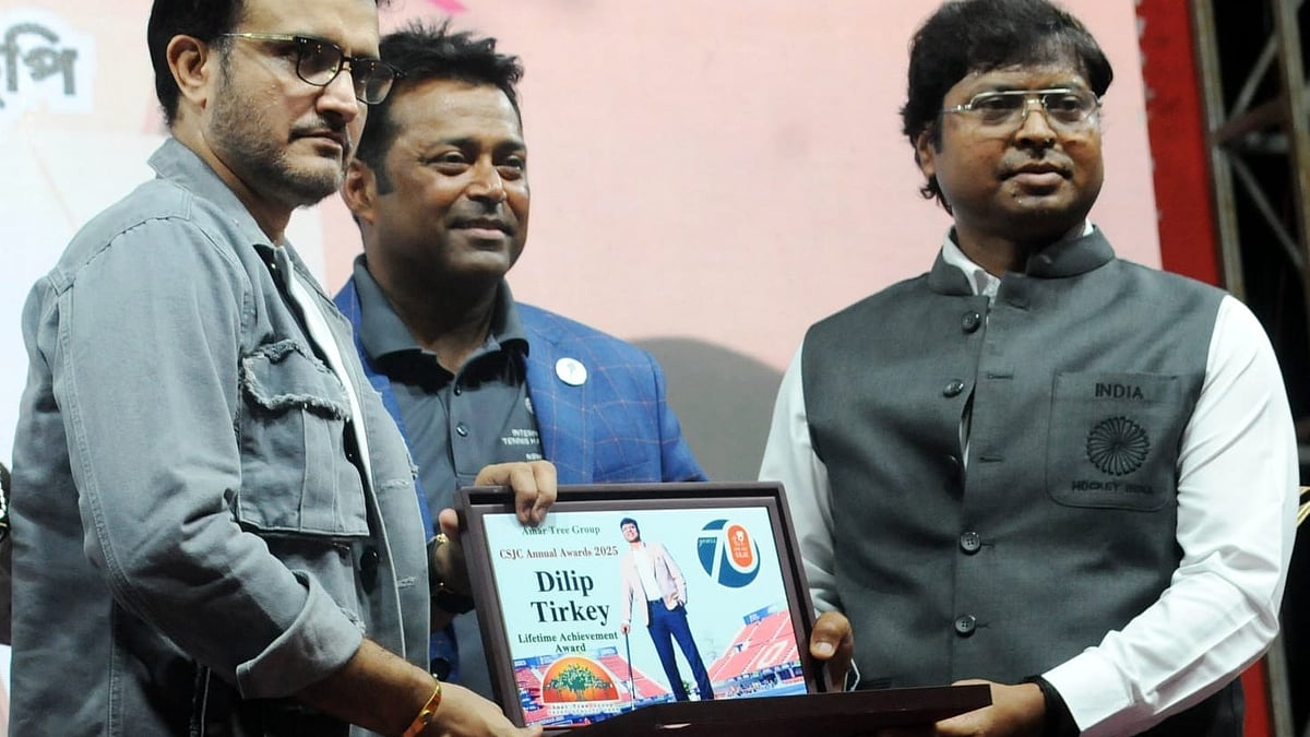Sourav Ganguly & Leander Paes hand over the award to Dilip Tirkey
