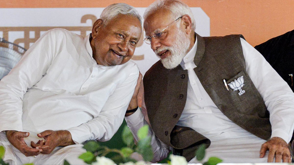 Narendra Modi with Nitish Kumar in Samastipur on 24 October.