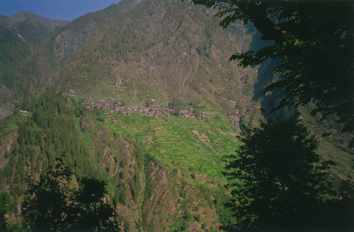 Malana village. In the background, left of centre, is Chandrakhani Pass. 
