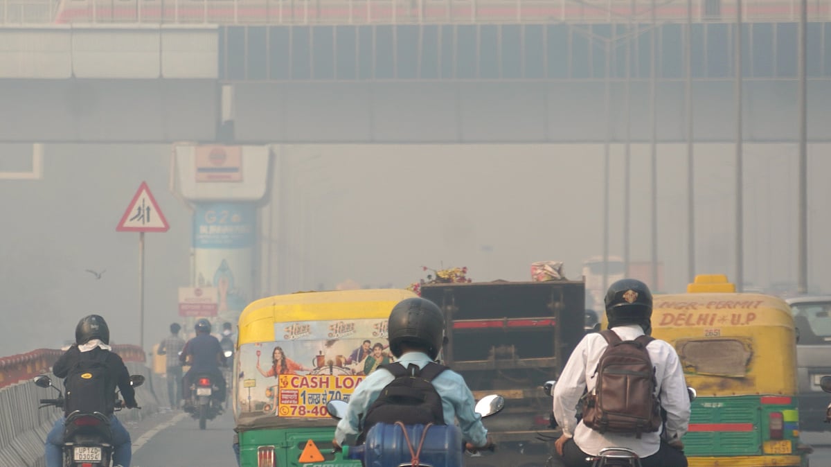 Thick smog blankets Ghazipur, reducing visibility across the area.