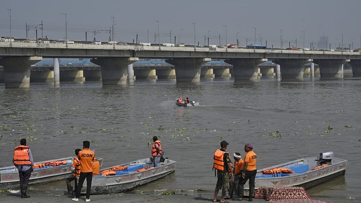 Yamuna at Kalindi Kunj, Delhi, looks cleaner after spraying of de-foaming agents for Chhath Puja 2025