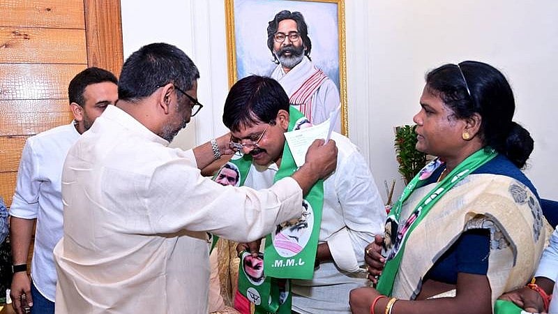 Jharkhand: In setback to BJP, 5 leaders join JMM ahead of Ghatsila bypoll