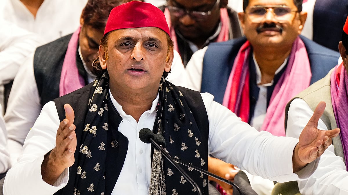 Akhilesh Yadav addresses a press conference in Lucknow, 31 Oct