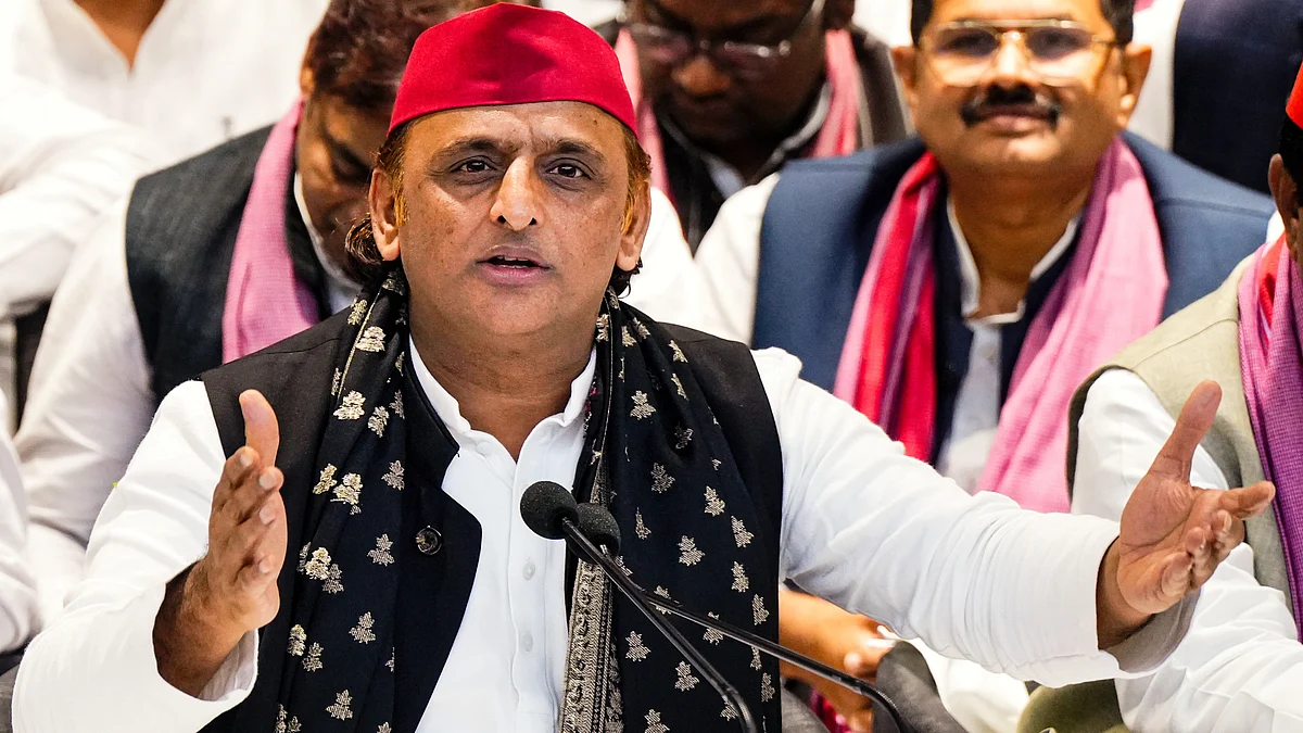 Akhilesh Yadav addresses a press conference in Lucknow, 31 Oct