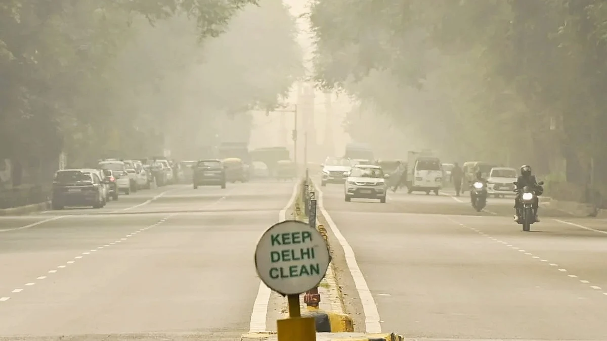 A smoggy, normal Delhi