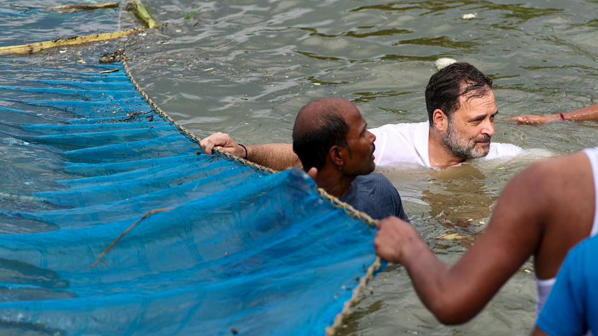 Rahul Gandhi with fishermen in Begusarai, Bihar (photo: PTI)