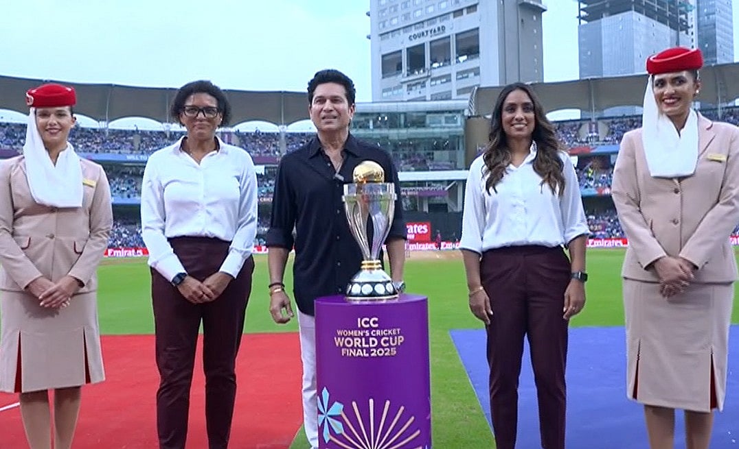 Sachin Tendulkar with the trophy before the final