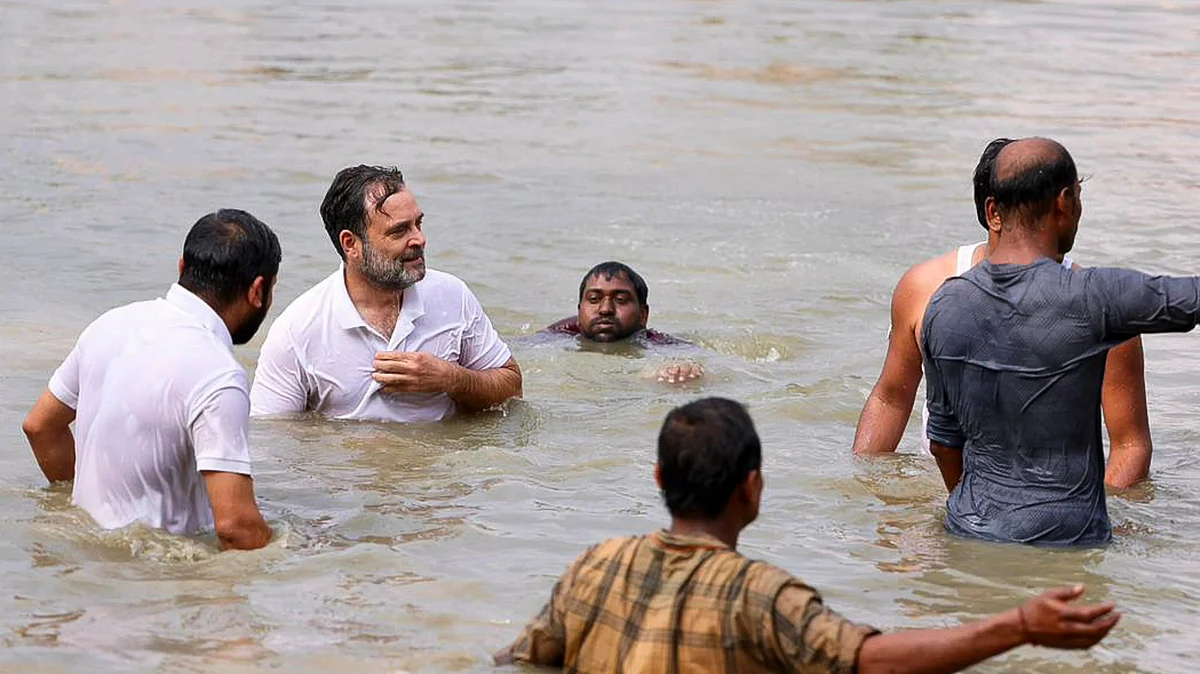 Rahul Gandhi with fishermen in Begusarai, Bihar (photo: PTI)