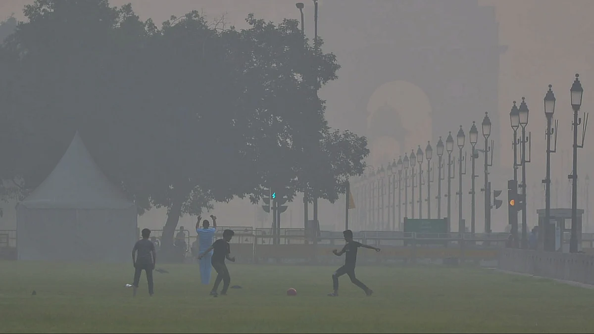 Delhi engulfed in smog on Sunday, 2 Nov 2025 (Photo: PTI)
