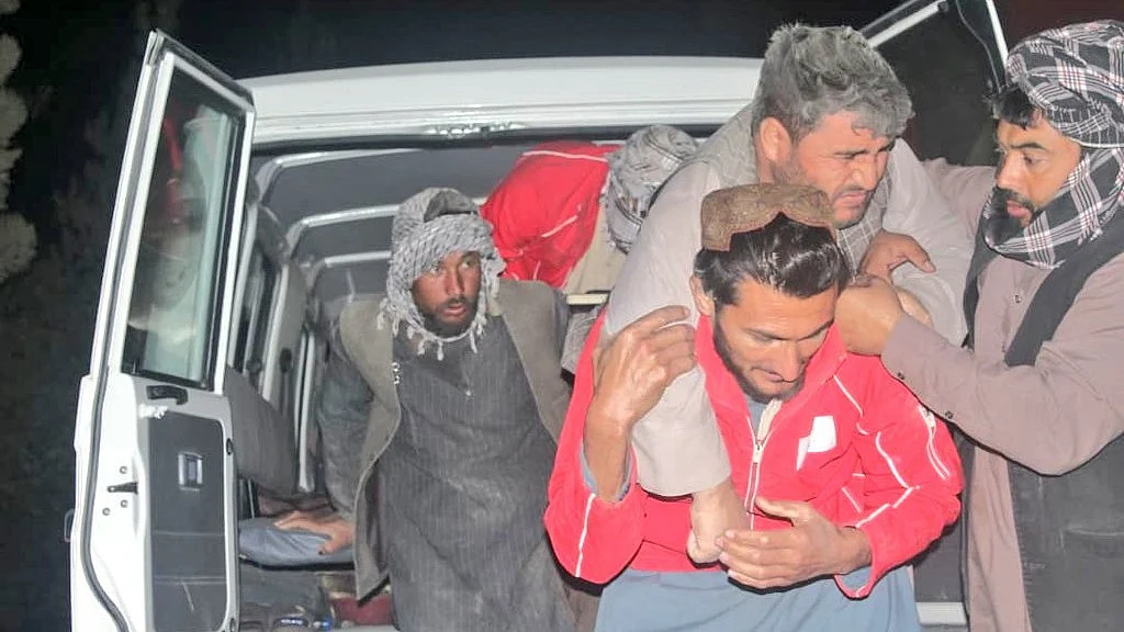 Injured being shifted to hospital