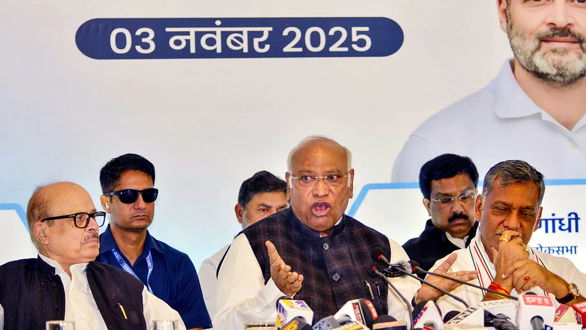 Mallikarjun Kharge at the press conference in Patna, 3 Nov