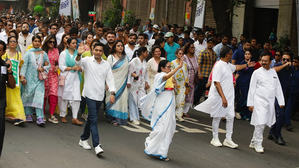 West Bengal CM Mamata Banerjee leads an anti-SIR rally in Kolkata on 4 Nov