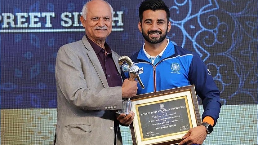 Zafar Iqbal (left) honours Manpreet Singh, captain of bronze medallist Indian team in Tokyo Olympics.