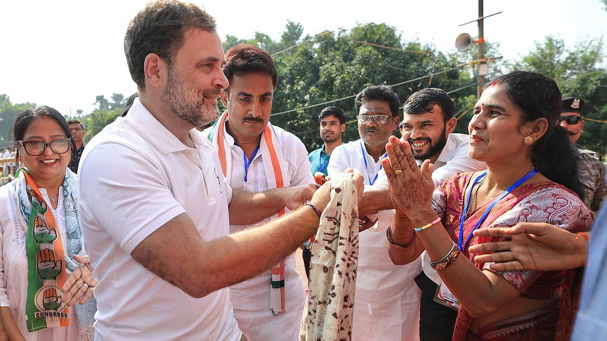 Rahul Gandhi being felicitated at a public rally in Banka district.
