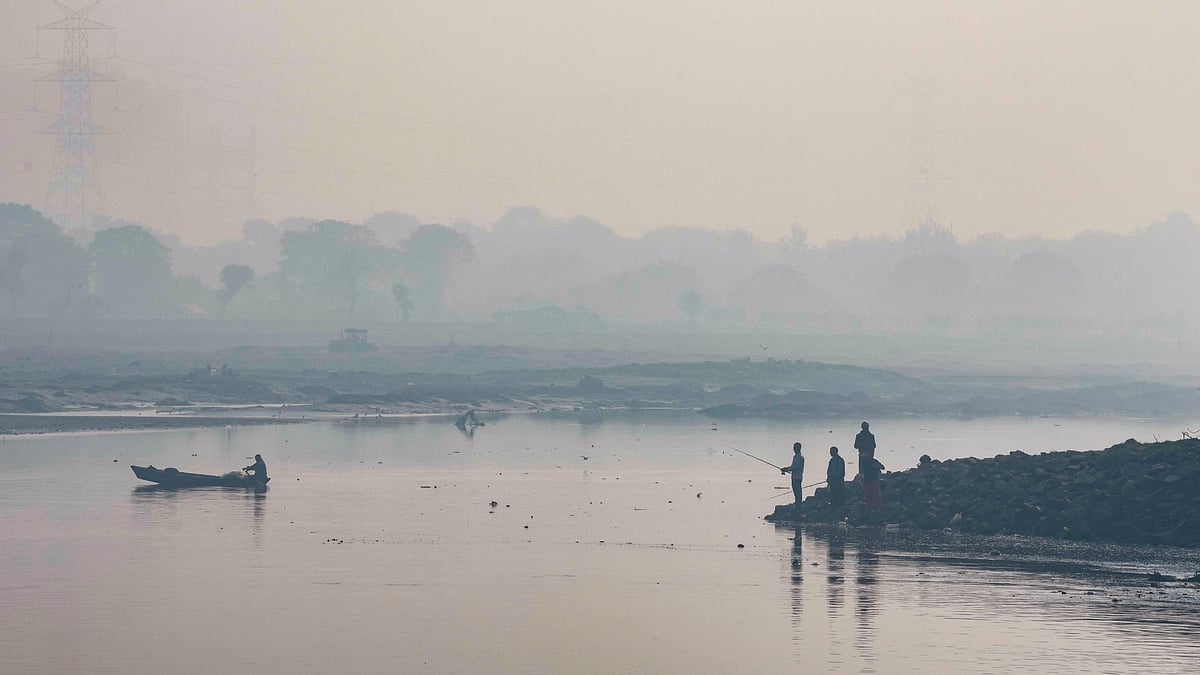Thick smog blankets Delhi amid worsening air quality.