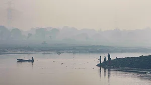 Thick smog blankets Delhi amid worsening air quality.