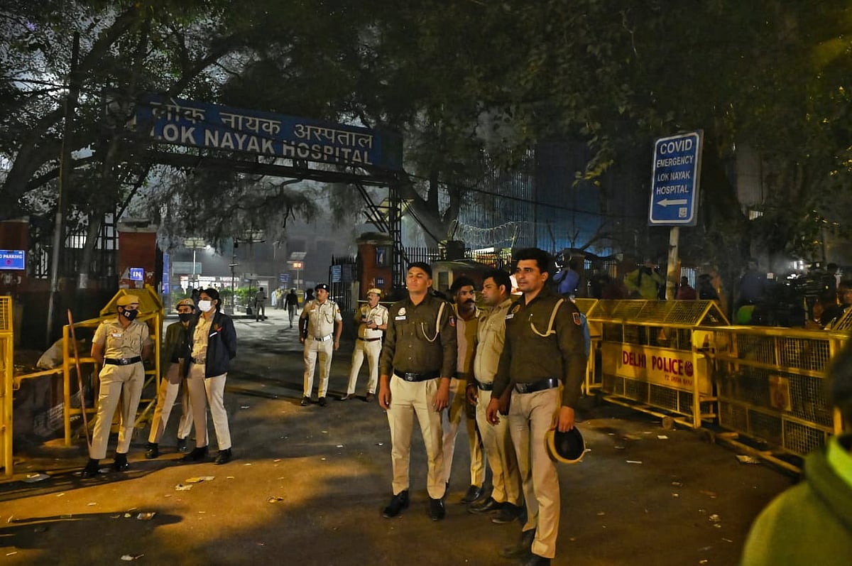 Heavy police presence at LNJP Hospital (photo: Vipin/NH)