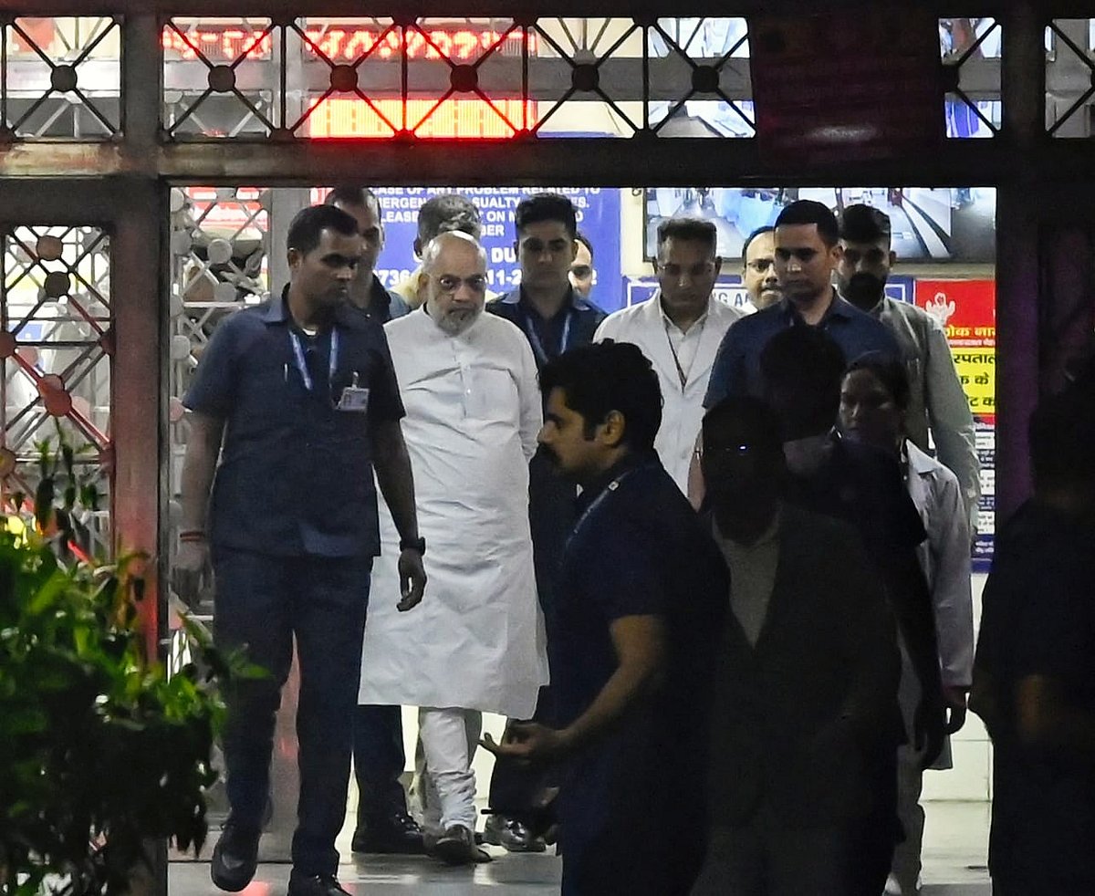 Union home minister Amit Shah at Loknayak Hospital (photo: Vipin/NH)