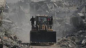 Hamas militants and Egyptian workers search for Israeli hostages’ bodies in Gaza.