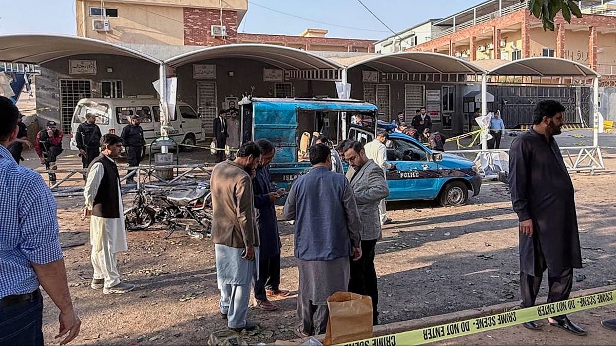 Pakistan: 12 killed, 27 injured in suicide blast outside Islamabad court
