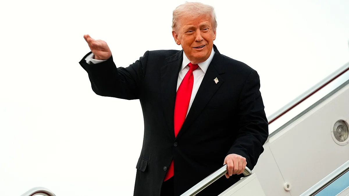 Donald Trump boards Air Force One, 9 Nov