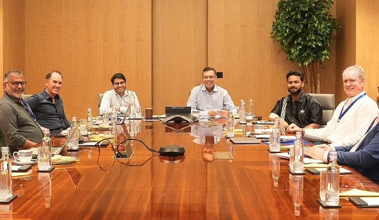 Brainstorming: LSG owner Sanjeev Goenka, Rishabh Pant and other support staff in Kolkata